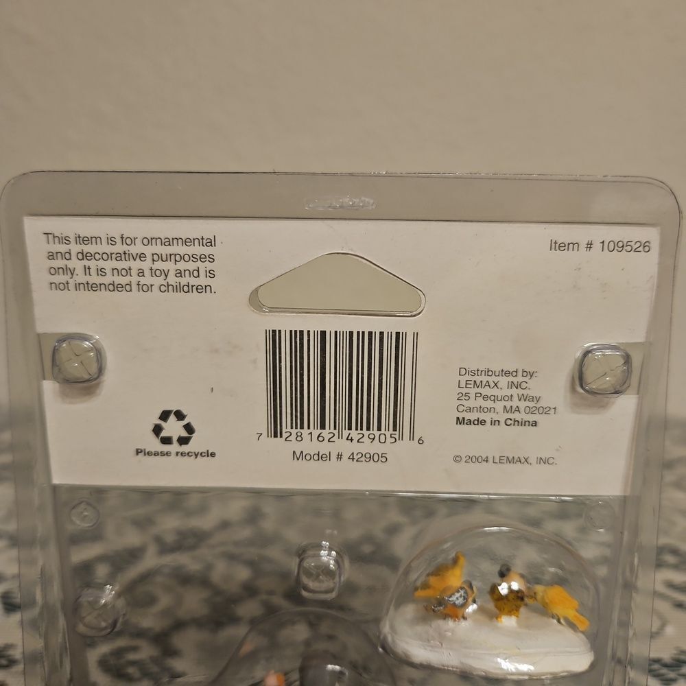Carole Towne Feeding Pigeons Figurine Village Accessories - Picture 4 of 4